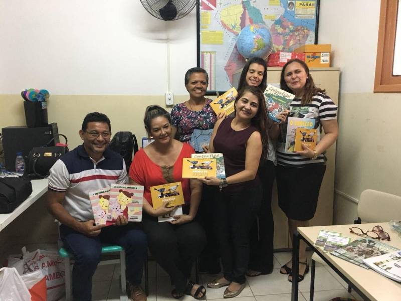 A Classe Hospitalar, da Secretaria de Estado de Educação (Seduc) celebrou, nesta quarta-feira, 28, a Páscoa no Espaço Acolher, da Fundação Santa Casa de Misericórdia do Estado do Pará (FSCMP) Com o tema “Partilha”, a celebração foi dividida em orações e momentos de referências históricas de momentos bíblicos. A partilha foi representada, simbolicamente pelo conhecimento, por meio da doação de livros feita pela Imprensa Oficial do Estado (IOE) à aluna Cássia Ellen. Já o sentimento de compaixão foi representado pelo ato da Coordenadoria da Comissão Estadual de Combate ao Escalpelamento, com a doação de cabelos para a confecção de perucas entregues a meninas, que perderam parte do couro cabeludo em acidentes com eixos de embarcações. Ao final, foram entregues aos presentes, exemplares de livros de literatura paraenses doados pela IOE.
FOTO: ASCOM / SEDUC
DATA: 28.03.2018
BELÉM - PARÁ <div class='credito_fotos'>Foto: ASCOM SEDUC | <a href='/midias/2018/originais/49c2de0a-559f-4bab-8293-fa4237b20823.jpg' download><i class='fa-solid fa-download'></i> Download</a></div>