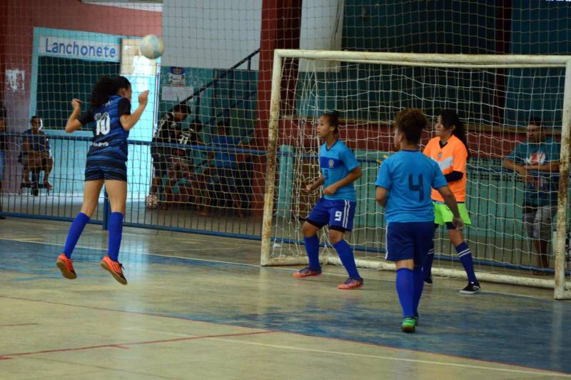 Paragominas, Mãe do Rio e Tomé-Açu são os primeiros campeões da Regional dos Jogos Estudantis Paraenses (JEPS), que ocorrem até domingo (13) em Mãe do Rio, na região nordeste do Pará. Os donos da casa também ficaram com a vaga no futsal feminino A (12 14 anos) da Escola Municipal Progresso, em uma partida com um placar de 4x0 em cima das meninas do colégio Luterano.
FOTO: ELISEU DIAS / ASCOM SEDUC
DATA: 11.05.2018
MÃE DO RIO - PARÁ <div class='credito_fotos'>Foto: Eliseu Dias / Ascom Seduc | <a href='/midias/2018/originais/49c2ee4b-583f-4493-b098-6be3f6ed641e.jpg' download><i class='fa-solid fa-download'></i> Download</a></div>