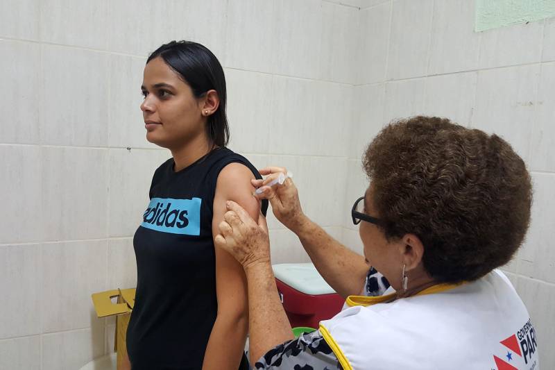 A vacinação contra HPV Quadrivalente para mulheres e homens de 15 a 26 anos, no posto extra da Secretaria de Estado de Saúde Pública (Sespa), começou na manhã deste sábado (3).
FOTO: CARLA FISCHER / ASCOM SESPA
DATA: 03.03.2018
BELÉM - PARÁ <div class='credito_fotos'>Foto: CARLA FISCHER / ASCOM SESPA | <a href='/midias/2018/originais/49c37dbc-2cca-4e7c-95d0-eca90ddb26cc.jpg' download><i class='fa-solid fa-download'></i> Download</a></div>