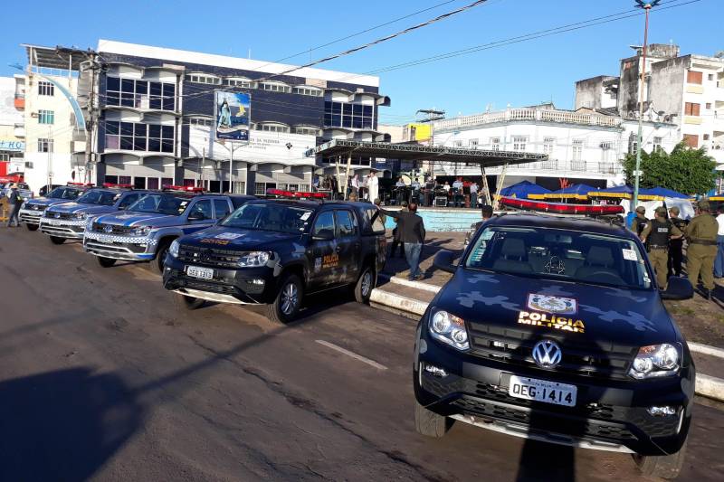 E no final da tarde de quarta-feira (20), unidades da Polícia Militar dos municípios de Santarém, Monte Alegre, Alenquer e Almeirim receberam novas viaturas para reforçar as ações de combate à criminalidade. As cinco novas viaturas se juntam a outras 22 entregues no mês de abril, por ocasião da programação em comemoração aos 200 anos da Polícia Militar no estado.
FOTO: SAMUEL ALVARENGA / ASCOM CRGBA
DATA: 20.06.2018
SANTARÉM - PARÁ <div class='credito_fotos'>Foto: SAMUEL ALVARENGA / ASCOM CRGBA | <a href='/midias/2018/originais/49cc8569-0561-4d59-9b79-714595af00e9.jpg' download><i class='fa-solid fa-download'></i> Download</a></div>
