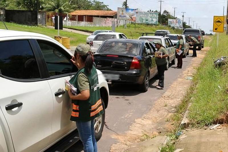 Mais de 180 pessoas foram alcançadas nas ações educativas realizadas por agentes de educação para o trânsito do Departamento de Trânsito do Estado (Detran), nesta sexta-feira (30) e na última quinta-feira (29), no município de Salinópolis. Nesta sexta-feira, as principais irregularidades encontradas pelos agentes de educação, durante a blitz educativa (foto) promovida em parceria com agentes da Polícia Rodoviária Estadual (PRE), foram a falta do uso de segurança no banco de trás, objetos soltos dentro do veículo e o transporte incorreto de animais.
FOTO: ASCOM DETRAN
DATA: 30.03.2018
SALINÓPOLIS - PARÁ <div class='credito_fotos'>Foto: ASCOM DETRAN | <a href='/midias/2018/originais/49cd48c3-cf7c-4401-8904-05c8a98d9b5f.jpg' download><i class='fa-solid fa-download'></i> Download</a></div>