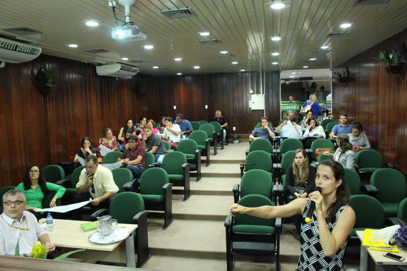 Integrantes do Instituto Brasileiro de Meio Ambiente e de Recursos Naturais Renováveis (Ibama) estiveram, na quarta-feira (30) e na quinta-feira (31), no auditório da Secretaria de Estado de Meio Ambiente e Sustentabilidade (Semas), em Belém, para debates (foto) relacionados à gestão de fauna em cativeiro, considerando o repasse dos sistemas federais para os estados brasileiros, em decorrência da Lei Complementar Nº 140/2011. Estavam presentes representantes dos órgãos ambientais da região Norte que trabalham diretamente com essa agenda de atividades. A principal finalidade da ação foi a discussão de melhorias e prioridades para os ajustes do Sistema Nacional de Gestão de Fauna Silvestre (Sisfauna). Acordo de Cooperação Técnica assinado em 30 de abril de 2013 compartilhou a gestão dos recursos faunísticos para a Semas, que passou a operacionalizar o Sisfauna para empreendimentos e atividades relacionadas ao uso e manejo da fauna silvestre dentro do território paraense.
FOTO: ASCOM / SEMAS
DATA: 01.11.2018
BELÉM - PARÁ <div class='credito_fotos'>Foto: ASCOM SEMAS | <a href='/midias/2018/originais/49ceefaf-9e9c-4d28-86c8-16dc73f1c2e8.jpg' download><i class='fa-solid fa-download'></i> Download</a></div>