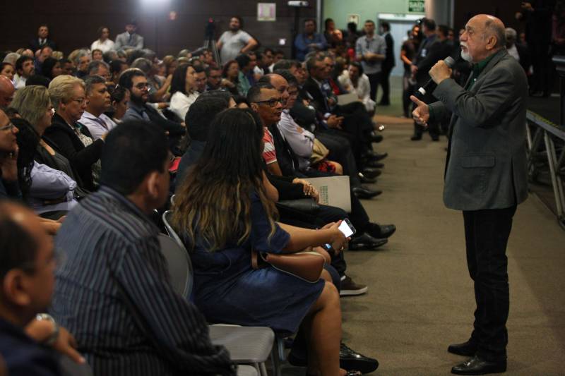 Cento e quarenta e um gestores municipais que aderiram ao Programa Municípios Sustentáveis participam da terceira reunião do Fórum Permanente de Prefeitas e Prefeitos dos Municípios Sustentáveis. O evento começou na manhã desta quarta-feira (7), no auditório do Hangar Convenções e Feiras da Amazônia. A programação segue até esta quinta-feira (8). Com o tema “Gestão Compartilhada”, o evento traz as experiências e os desdobramentos das agendas governamentais que foram planejadas em parceria com as gestões municipais. Durante o encontro também está sendo apresentado o balanço das ações e resultados do Programa Municípios Sustentáveis (PMS), da Secretaria Extraordinária de Municípios Sustentáveis (Semsu), que propõe a sustentabilidade dos municípios em âmbito global, a gestão e ajuste fiscal, até as grandes obras de infraestrutura. Os projetos respeitam a realidade e peculiaridades de cada território, com ações ancoradas nos planos governamentais Pará 2030, Pará Ambiental e Pará Social.

FOTO: SIDNEY OLIVEIRA / AG PARÁ
DATA: 07.02.2018
BELÉM - PARÁ <div class='credito_fotos'>Foto: Sidney Oliveira/Ag. Pará   |   <a href='/midias/2018/originais/49d2088a-bef6-4e06-804e-4706f5d31320.jpg' download><i class='fa-solid fa-download'></i> Download</a></div>