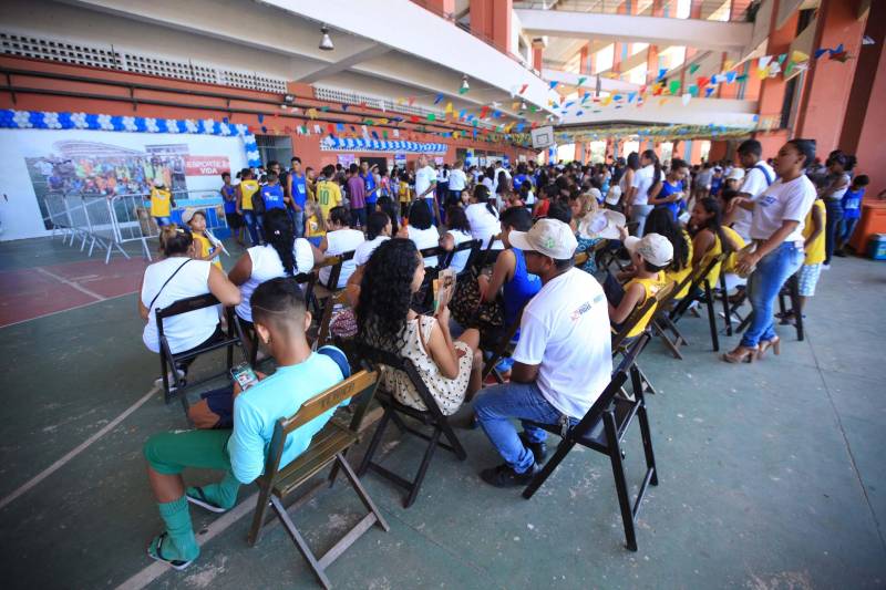 Nesta sexta-feira, uma programação (foto) alegre e diferenciada marcou as comemorações pelos 14 anos do Pro Paz no Pará, iniciativa que surgiu em 2004 como um programa do Governo do Estado, convertida mais tarde em política pública por força de decreto, até se consolidar, em 2015, na Fundação Pro Paz, que tem a missão de racionalizar e ordenar recursos e ações para transformar a vida de milhares de paraenses em situação de vulnerabilidade social. A existência do Pro Paz fez do Pará vanguarda na Federação, por ser o único estado que possui, há mais de dez anos, um protocolo padrão para atendimento a crianças e adolescentes vítimas de violência que é modelo para o Brasil, referendado pela ONG Childhood Brasil e reconhecido pela ONU. O modelo referência do trabalho do Pro Paz foi que levou o Pará a ganhar da Organização das Nações Unidas (ONU), em 2015, o reconhecimento por manter uma das onze melhores práticas das Américas para a integração de sistemas de segurança pública com políticas sociais.
FOTO: MÁCIO FERREIRA / AG. PARÁ
DATA: 29.06.2018
BELÉM - PARÁ <div class='credito_fotos'>Foto: MÁCIO FERREIRA/ AG. PARÁ | <a href='/midias/2018/originais/49d5f3bb-ff86-4c2f-887b-11195c233137.jpg' download><i class='fa-solid fa-download'></i> Download</a></div>