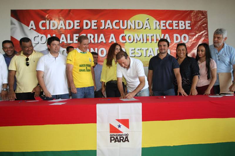 O município de Jacundá, no sudeste paraense, recebeu nesta sexta-feira (6) importantes investimentos em segurança e infraestrutura. O Governo do Estado repassou para o policiamento do município 5 viaturas e 2 veículos para o reforço das ações Departamento de Trânsito do Estado (Detran). Foi entregue ainda a ordem de serviço para a pavimentação asfáltica de cinco quilômetros de vias, na ordem de R$ 3 milhões. A cerimônia foi no salão paroquial da Igreja de Nossa Senhora do Perpetuo Socorro, conduzida pela secretária de Municípios Sustentáveis, Izabela Jatene, que representou o governador Simão Jatene, e contou com a participação de representantes de parlamentares, lideranças comunitárias, entre outras autoridades municipais. Na foto, o presidente da Alepa, deputado Márcio Miranda.
FOTO: CRISTINO MARTINS / AG. PARÁ
DATA: 06.07.2018
JACUNDÁ - PARÁ <div class='credito_fotos'>Foto: Cristino Martins/Ag. Pará | <a href='/midias/2018/originais/49d74e2e-e6db-46da-8a0c-efca3d3a5eca.jpg' download><i class='fa-solid fa-download'></i> Download</a></div>
