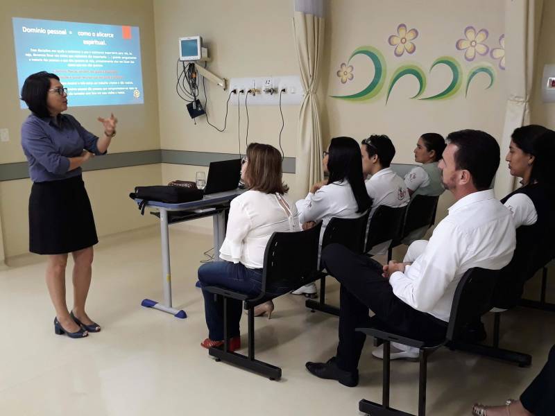 Os eventos na Unidade de Alta complexidade em Oncologia Dr Vítor Moutinho (Unacon, na foto), em Tucuruí; no Hospital Regional  Público do Marajó (HRPM), em Breves; e no Centro Integrado de Inclusão e Reabilitação (CIIR), que está prestes a ser inaugurado pelo governo do estado, foram realizados com atividades técnica e lúdica, além de oferta de serviços de beleza, massagem e ginãstica laboral. Todas as unidades realizaram o concurso “Colaborador Sorriso”,cujo resultado será divulgado nesta segunda-feira, 21.

FOTO: ASCOM / UNACON
DATA: 20.05.2018
TUCURUÍ - PARÁ <div class='credito_fotos'>Foto: Ascom Unacon   |   <a href='/midias/2018/originais/49d93dee-dee2-4280-b535-48ec08ce89fe.jpg' download><i class='fa-solid fa-download'></i> Download</a></div>