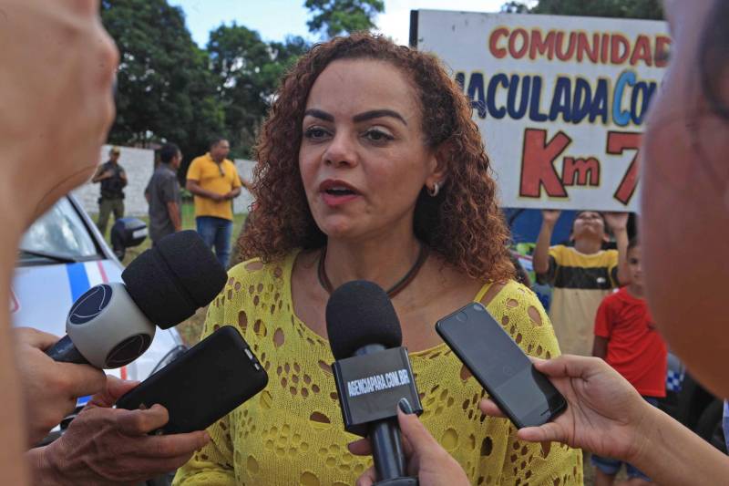 A agenda de fortalecimento das gestões municipais por meio da integração entre governo do Estado e prefeituras teve novo capítulo nesta segunda-feira (4) em Bragança, no nordeste do Pará, com a celebração de convênios que viabilizam obras e serviços nas áreas de infraestrutura e educação. A secretária extraordinária de Municípios Sustentáveis, Izabela Jatene (blusa amarela), cumpriu agenda no município, pela manhã, ao lado de deputados federais e estaduais e autoridades locais. Na ocasião, ela entregou 16 novas viaturas para a Polícia Militar, para reforçar o trabalho de segurança pública na região. A cerimônia de assinatura dos convênios ocorreu no salão paroquial da comunidade Imaculada Conceição, às margens da Rodovia PA-112. “O governo do Estado está aqui hoje para cumprir mais uma agenda que tem como objetivo garantir autonomia às gestões municipais por meio da pactuação com o Estado. Vale lembrar que isso só é possível porque o Pará tem contas equilibradas que permitem que os investimentos não parem e porque Bragança está com a situação fiscal em dia. E, claro, porque vocês pagaram seus impostos”, frisou Izabel Jatene.

FOTO: RODOLFO OLIVEIRA / AG. PARÁ
DATA: 04.06.2018
BELÉM - PARÁ <div class='credito_fotos'>Foto: Rodolfo Oliveira/Ag. Pará   |   <a href='/midias/2018/originais/49da7244-314d-4da3-9f54-7e9850d4883e.jpg' download><i class='fa-solid fa-download'></i> Download</a></div>