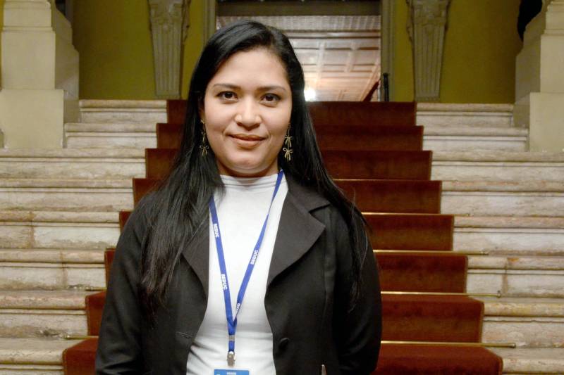 Durante cerca de uma hora, na tarde desta sexta-feira, 23, mais de quinhentos estudantes da rede pública estadual tiveram a oportunidade de conhecer um pouco mais sobre o universo da ópera, tendo como palco um dos mais importantes monumentos da capital paraense: o Theatro da Paz. Estamos falando do projeto “Concertos Didáticos”, uma iniciativa do Conservatório Carlos Gomes, em parceria com as Secretarias de Estado de Educação (Seduc) e Municipal de Belém (Semec). Na foto, a técnica da Diretoria de Ensino Infantil e Fundamental (Deinf) da Seduc, Elaine Leão.
FOTO: RAI PONTES / ASCOM SEDUC
DATA: 23.03.2018
BELÉM - PARÁ <div class='credito_fotos'>Foto: Rai Pontes/Ascom Seduc | <a href='/midias/2018/originais/49e1d1ef-ff82-441a-914e-a07ed4b255f8.jpg' download><i class='fa-solid fa-download'></i> Download</a></div>