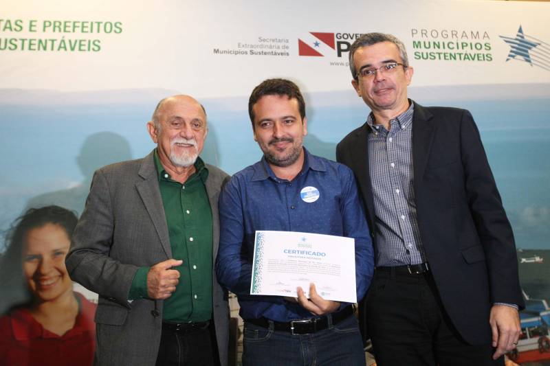 Cento e quarenta e um gestores municipais que aderiram ao Programa Municípios Sustentáveis participam da terceira reunião do Fórum Permanente de Prefeitas e Prefeitos dos Municípios Sustentáveis. O evento começou na manhã desta quarta-feira (7), no auditório do Hangar Convenções e Feiras da Amazônia. A programação segue até esta quinta-feira (8). Com o tema “Gestão Compartilhada”, o evento traz as experiências e os desdobramentos das agendas governamentais que foram planejadas em parceria com as gestões municipais. Durante o encontro também está sendo apresentado o balanço das ações e resultados do Programa Municípios Sustentáveis (PMS), da Secretaria Extraordinária de Municípios Sustentáveis (Semsu), que propõe a sustentabilidade dos municípios em âmbito global, a gestão e ajuste fiscal, até as grandes obras de infraestrutura. Os projetos respeitam a realidade e peculiaridades de cada território, com ações ancoradas nos planos governamentais Pará 2030, Pará Ambiental e Pará Social.

FOTO: SIDNEY OLIVEIRA / AG PARÁ
DATA: 07.02.2018
BELÉM - PARÁ <div class='credito_fotos'>Foto: Sidney Oliveira/Ag. Pará   |   <a href='/midias/2018/originais/49ea6906-ac81-4864-b9fe-bacda8976ce4.jpg' download><i class='fa-solid fa-download'></i> Download</a></div>