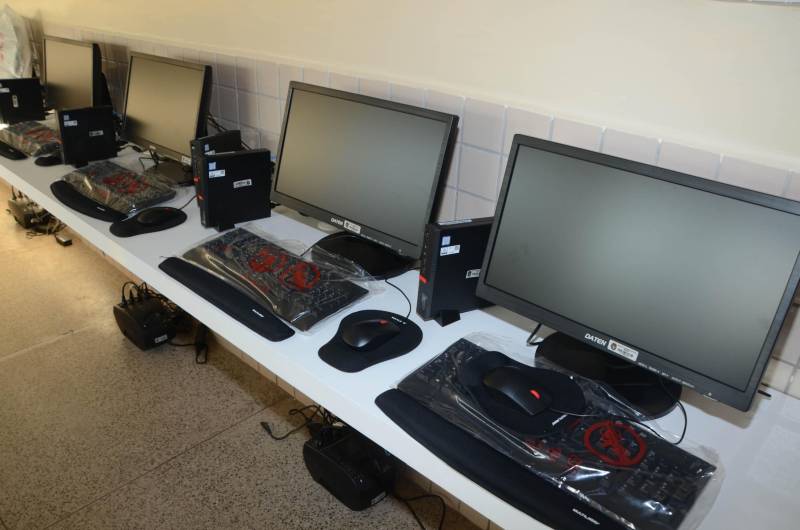 Após obras de reforma e ampliação, a Escola Estadual de Ensino Fundamental e Médio Maria das Mercês de Oliveira Conor (foto), no município de Castanhal, foi entregue à população pela Secretaria de Estado de Educação (Seduc), na última quinta-feira (27). "Estamos entregando a escola completamente reformada e ampliada, desde os laboratórios e cantina, até as salas de aula. Temos a expectativa de que a comunidade abrace a escola, a oportunidade de ter melhoria no local de trabalho e, principalmente, consiga oportunizar qualidade de ensino a todos os estudantes da escola. É um grande avanço e uma grande conquista. Tenho certeza de que todos estão muito felizes com a nova escola”, disse o secretário adjunto de Ensino, José Roberto Silva.

FOTO: RAI PONTES / ASCOM SEDUC
DATA: 27.12.2018
CASTANHAL - PARÁ
 <div class='credito_fotos'>Foto: Rai Pontes/Ascom Seduc   |   <a href='/midias/2018/originais/49ef7f4a-e858-405c-b5ca-15b1d8133ac9.jpg' download><i class='fa-solid fa-download'></i> Download</a></div>