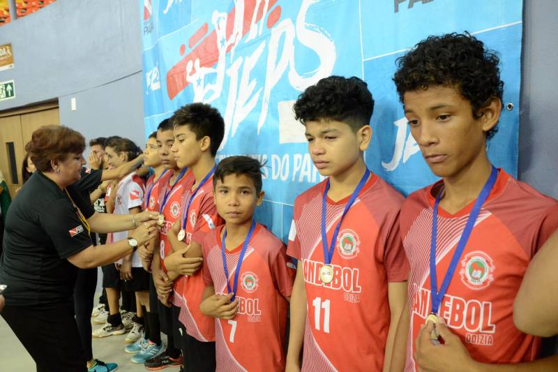 Em sua 60ª edição, os Jogos Estudantis Paraenses (JEPs) definiu a equipes que vão representar o Estado do Pará na etapa nacional, em Manaus (AM), de 19 a 23 de setembro. Das partidas realizadas neste sábado (23), pela etapa estadual, na Arena Guilerme Paraense - o Mangueirinho, foram premiados quatro times das modalidades de Basquete, Volei, Handebol e Futsal, na categoria "A" (de 12 a 14 anos).
FOTO: FERNANDO NOBRE / ASCOM SEDUC
DATA: 23.06.2018
BELÉM - PARÁ <div class='credito_fotos'>Foto: FERNANDO NOBRE/ASCOM SEDUC | <a href='/midias/2018/originais/49fb93c3-4c1a-4b49-9fdc-9c8284e7b591.jpg' download><i class='fa-solid fa-download'></i> Download</a></div>