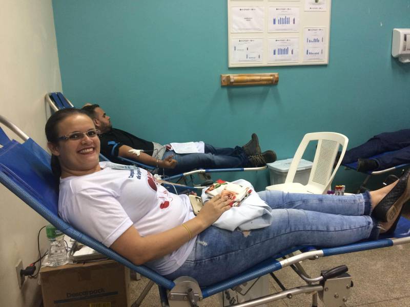 Nesta terça-feira, 11, a auxiliar administrativa Maiara Silva abraçou uma nova causa: a doação de sangue. Ela aproveitou que o Hemopa Marabá instalou um posto de coleta volante no Hospital Regional do Sudeste do Pará - Dr. Geraldo Veloso (HRSP), onde trabalha, para doar pela primeira vez. "O fato de trabalhar em uma Unidade Hospitalar me fez ver ainda mais a necessidade de ajudar as pessoas que precisam de transfusão. Então, sempre que tiver oportunidade, vou fazer essa boa ação", comentou a colaboradora. Iniciada no dia 10 deste mês, a 34ª Campanha de Doação de Sangue do HRSP é uma estratégia da instituição para ajudar a repor o estoque do banco de sangue do Hemocentro regional. A Unidade é uma das que mais demandam esse serviço na região, pois realiza, em média, 180 transfusões mensais. Na maioria das vezes, o procedimento atende a recém-nascidos internados na Unidade de Terapia Intensiva (UTI) Neonatal, vítimas de acidente de trânsito e pacientes que passam por cirurgias.

FOTO: ASCOM / HRSP
DATA: 12.12.2018
MARABÁ - PARÁ <div class='credito_fotos'>Foto: ASCOM HRSP   |   <a href='/midias/2018/originais/49ff7ec3-a975-4666-b98b-a3624a7b4f99.jpg' download><i class='fa-solid fa-download'></i> Download</a></div>