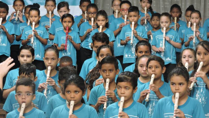 O complexo turístico da Estação das Docas inicia sua programação de Natal (foto) nesta quarta-feira, 12, e segue até o dia 25. Todas as programações são gratuitas. Nesta quarta, 12, quem encantará o público é o Canto Infantil do Colégio Adventista, a partir das 17h30, na orla do Armazém 3. No sábado (15) é a vez da Cantata de Natal com o Coral Infantojuvenil Vale Música, no Anfiteatro São Pedro Nolasco, a partir das 18h30.
 <div class='credito_fotos'>Foto: SECOM PA   |   <a href='/midias/2018/originais/4_agenciapara_1301a82c-bb68-4f1b-918e-2309498d39d3.jpg' download><i class='fa-solid fa-download'></i> Download</a></div>