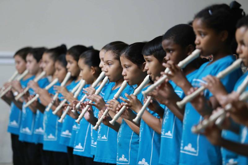 O complexo turístico da Estação das Docas inicia sua programação de Natal (foto) nesta quarta-feira, 12, e segue até o dia 25. Todas as programações são gratuitas. Nesta quarta, 12, quem encantará o público é o Canto Infantil do Colégio Adventista, a partir das 17h30, na orla do Armazém 3. No sábado (15) é a vez da Cantata de Natal com o Coral Infantojuvenil Vale Música, no Anfiteatro São Pedro Nolasco, a partir das 18h30.
 <div class='credito_fotos'>Foto: SECOM PA   |   <a href='/midias/2018/originais/4_agenciapara_22a85f63-b554-4fbe-afb7-959ed1026e81.jpg' download><i class='fa-solid fa-download'></i> Download</a></div>