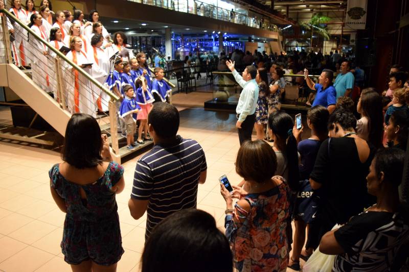 O complexo turístico da Estação das Docas inicia sua programação de Natal (foto) nesta quarta-feira, 12, e segue até o dia 25. Todas as programações são gratuitas. Nesta quarta, 12, quem encantará o público é o Canto Infantil do Colégio Adventista, a partir das 17h30, na orla do Armazém 3. No sábado (15) é a vez da Cantata de Natal com o Coral Infantojuvenil Vale Música, no Anfiteatro São Pedro Nolasco, a partir das 18h30.
 <div class='credito_fotos'>Foto: SECOM PA   |   <a href='/midias/2018/originais/4_agenciapara_a35992c0-c241-4ffe-93b6-d4fdfb05d4f0.jpg' download><i class='fa-solid fa-download'></i> Download</a></div>