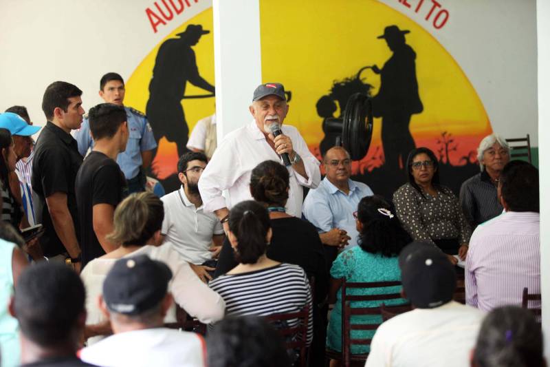 O governo do Pará dá seguimento às ações de reconhecimento de propriedade de terras em todas as regiões do Estado com a entrega, na manhã desta sexta-feira (16), de 124 títulos para pequenos produtores rurais do município de Bujaru, no nordeste paraense. A cerimônia, realizada no Sindicato de Produtores Rurais do município, foi conduzida pelo governador Simão Jatene e contou com a presença de secretários de Estado, parlamentares, prefeitos e autoridades da região. Os documentos expedidos pelo Instituto de Terras do Pará (Iterpa) vão atender famílias que residem em 15 comunidades do município, entre elas a Jutai, Igarapezinho, Jabatiteua, Guajará-Miri, Guajará-Açu, Ramal do Puxador, Ramal do Caiti, Santa Maria, São Luiz, Cajuíra, entre outras localizadas ao longo da Rodovia PA-140, totalizando mais de 6 mil hectares de áreas tituladas.
FOTO: THIAGO GOMES / AG PARÁ
DATA: 16.02.2018
BUJARÚ - PARÁ <div class='credito_fotos'>Foto: Thiago Gomes /Ag. Pará | <a href='/midias/2018/originais/4a069e1c-90c2-4ae9-a2a5-bdc5df968530.jpg' download><i class='fa-solid fa-download'></i> Download</a></div>