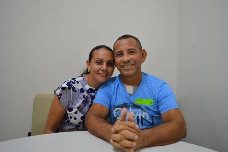 A equipe assistencial do Hospital Regional do Baixo Amazonas (HRBA), em Santarém (PA), tem comemorado marcas importantes no combate à infecção na Unidade de Terapia Intensiva (UTI) Adulto. Há mais de 365 dias, por exemplo, não são registrados casos de infecção da corrente sanguínea associada a cateter venoso central e, há mais de 130 dias, os pacientes não adquirem infecção do trato urinário associado a dispositivos invasivos. Os avanços são frutos de investimento em tecnologias e capacitação dos profissionais. As reduções nos indicadores de infeção hospitalar têm relação direta com a participação do Hospital no projeto colaborativo “Melhorando a Segurança do Paciente em Larga Escala no Brasil”, que faz parte do “Programa de Apoio ao Desenvolvimento Institucional do SUS (Proadi-SUS)”, do Ministério da Saúde, em parceria com hospitais de excelência. O projeto começou em dezembro de 2017. Na foto, o sargento da PM, Carlos dos Santos, de 53 anos (d) e sua esposa, Diracy Vieira, de 33 anos.

FOTO: ASCOM / HRBA
DATA: 24.12.2018
SANTARÉM - PARÁ <div class='credito_fotos'>Foto: Ascom HRBA   |   <a href='/midias/2018/originais/4a0fc0f2-c947-48cf-b63c-f49ae2ecd954.jpg' download><i class='fa-solid fa-download'></i> Download</a></div>