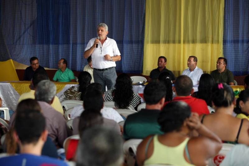 O Governo do Estado entregou na tarde desta sexta-feira (29), a ordem de serviço para a pavimentação de três quilômetros de vias no munícipio de Bonito, no Nordeste do Estado. O documento foi entregue pelo chefe do Núcleo de Governo, José Megale (foto). O investimento na ordem de R$ 1,3 milhão faz parte dos esforços do Governo do Estado em levar mais qualidade de vida à população. A assinatura contou com a participação do presidente da Assembleia Legislativa do Estado (Alepa), deputado Márcio Miranda, e do deputado Milton Campos, que também entregou as chaves de uma retroescavadeira adquirida através de emenda parlamentar.
FOTO: SIDNEY OLIVEIRA / AG. PARÁ
DATA: 29.06.2018
BONITO - PARÁ <div class='credito_fotos'>Foto: Sidney Oliveira/Ag. Pará | <a href='/midias/2018/originais/4a131432-3fff-450f-8798-a9d9d5ed9766.jpg' download><i class='fa-solid fa-download'></i> Download</a></div>
