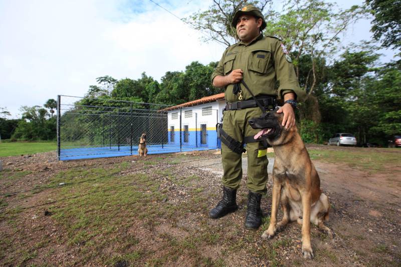 Em comemoração aos seus 43 anos, o Batalhão de Polícia Rodoviária (BPRV) inaugurou na manhã desta sexta-feira (4) o seu Canil, o primeiro setorial do Estado. O canil setorial do BPRV é um projeto operacional que visa intensificar o combate ao tráfico de drogas.
FOTO: MÁCIO FERREIRA / AG. PARÁ
DATA: 04.05.2018
MARITUBA - PARÁ <div class='credito_fotos'>Foto: MÁCIO FERREIRA/ AG. PARÁ | <a href='/midias/2018/originais/4a15dd21-525d-414a-b748-2369e0ab0ef4.jpg' download><i class='fa-solid fa-download'></i> Download</a></div>
