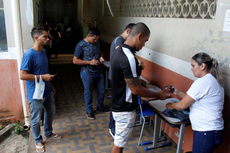 Um total de 9011 candidatos fizeram as provas para concorrer a 500 vagas para agente prisional da Superintendência do Sistema Penitenciário do Estado (Susipe), neste domingo, 18. No total, 11.835 candidatos estavam inscritos para o concurso, que é o primeiro da instituição para o cargo.
As provas foram realizadas em Belém, Altamira, Marabá, Castanhal (foto), Itaituba e Santarém.
FOTO: AKIRA ONUMA / ASCOM SUSIPE
DATA: 18.03.2018
CASTANHAL - PARÁ <div class='credito_fotos'>Foto: Akira Onuma / Ascom Susipe | <a href='/midias/2018/originais/4a1843a9-f1b6-4c76-80d0-2397f523b859.jpg' download><i class='fa-solid fa-download'></i> Download</a></div>