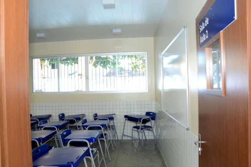A Secretaria de Estado de Educação (Seduc) entrega as obras de mais duas escolas na Região Metropolitana de Belém. Na manhã desta quarta-feira (13) será inaugurada a Escola de Ensino Fundamental e Médio Professora Consuelo Coelho de Souza (foto), em Ananindeua, e na sexta-feira (15) a população receberá a Escola de Ensino Fundamental e Médio Jorge Lopes Raposo, no Distrito de Icoaraci. Com um investimento total de R$ 7,5 milhões, oriundos do financiamento obtido pelo Estado no Banco Interamericano de Desenvolvimento (BID), as obras de reforma e ampliação dos dois estabelecimentos de ensino beneficiam 2.482 alunos, e integram um pacote de quase 100 projetos do Programa de Melhoria da Qualidade e Expansão da Educação Básica,  executado pela Seduc no contexto do Pacto pela Educação.

FOTO: FERNANDO NOBRE / ASCOM SEDUC
DATA: 12.06.2018
BELÉM - PARÁ <div class='credito_fotos'>Foto: FERNANDO NOBRE/ASCOM SEDUC   |   <a href='/midias/2018/originais/4a1891df-46f3-4b94-9862-2d7b0b6365a6.jpg' download><i class='fa-solid fa-download'></i> Download</a></div>