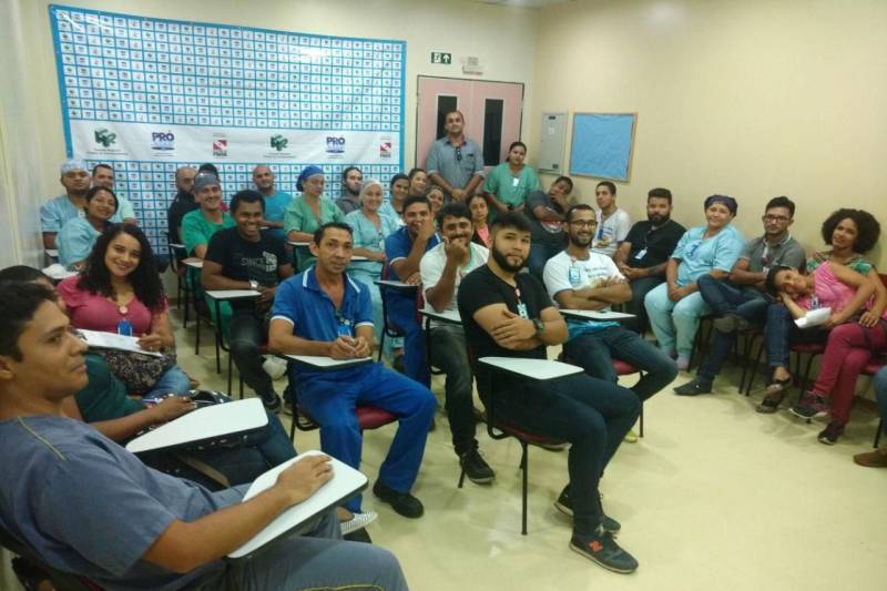 Ediane Mariano é auxiliar administrativa do Serviço de Atendimento ao Usuário (SAU), do Hospital Regional Público da Transamazônica (HRPT), em Altamira, no sudoeste do Pará. Mas, na última semana, ela participou de funções bem diferentes das habituais, como fechar o registro de um botijão de gás pegando fogo, apagar chamas usando o extintor de incêndio e realizar o resgate e o transporte de vítimas. A auxiliar e outros 110 colaboradores da unidade passaram pelo Curso de Formação da Brigada de Incêndio no início deste mês, no Hospital Regional Público da Transamazônica. Os novos brigadistas foram divididos em quatro turmas e aprenderam noções básicas de combate a incêndio e socorro às vítimas em caso de sinistro na unidade. Foram ministradas aulas teóricas sobre primeiros socorros, evacuação, método de avaliação de múltiplas vítimas, além da parte prática, com simulações de situações de sinistro. Quem participou do curso, aprovou. “É importante, sobretudo a prática, porque vivenciamos situações de emergência, testamos nossas habilidades e aprendemos a manusear os equipamentos necessários. Caso haja um princípio de incêndio na unidade, estamos aptos e capacitados a identificar as situações de emergência, combater o fogo, promover a evacuação e prestar os primeiros socorros às vítimas, cumprindo com segurança todos esses procedimentos”, afirmou Ediane.
FOTO: ASCOM / HRPT
DATA: 06.03.2018
ALTAMIRA - PARÁ <div class='credito_fotos'>Foto: ASCOM HRPT | <a href='/midias/2018/originais/4a1c2556-a38e-444b-b3bc-f499fcdd9069.jpg' download><i class='fa-solid fa-download'></i> Download</a></div>