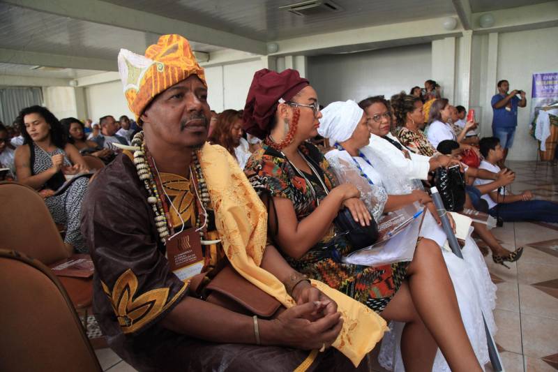 Com debates sobre representatividade, violência e racismo contra populações de matriz africana, quilombolas e indígenas, a IV Conferência Estadual de Promoção da Igualdade Racial foi aberta nesta terça-feira, 27, no Hotel Gold Mar, em Belém.
FOTO: WAGNER ALMEIDA / ASCOM SEJUDH
DATA: 27.03.2018
BELÉM - PARÁ
<div class='credito_fotos'>Foto: Wagner Almeida/ Ascom Sejudh | <a href='/midias/2018/originais/4a20445d-742f-4c24-abff-8aefb0704f69.jpg' download><i class='fa-solid fa-download'></i> Download</a></div>