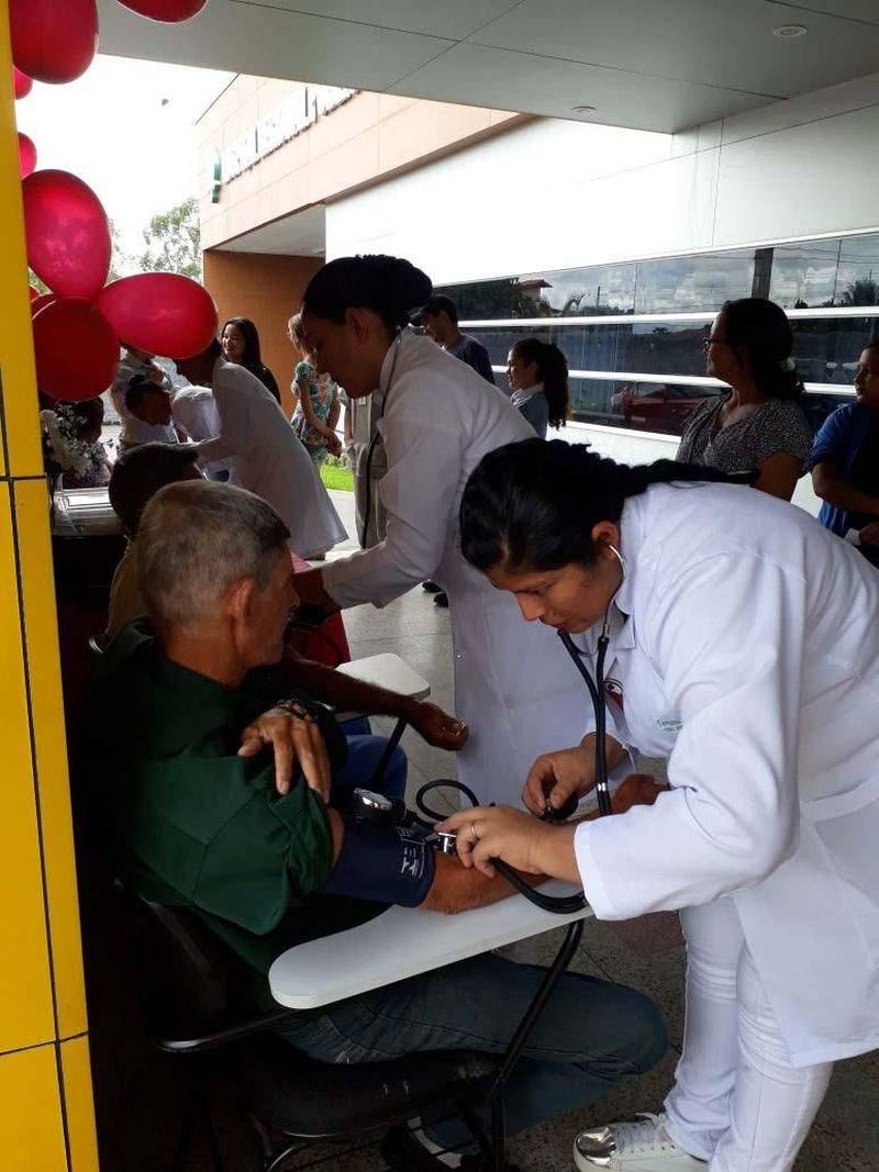 Centenas de pessoas, entre colaboradores, usuários, acompanhantes e a comunidade foram beneficiadas com a ação de educação em saúde (foto), promovida pela equipe multiprofissional do Hospital Regional Público do Leste (HRPL), em Paragominas, nesta sexta-feira, 6, em comemoração alusiva ao Dia Mundial da Saúde, festejado neste sábado, 7. A ação foi realizada no hospital e no centro de Paragominas. A equipe multiprofissional do hospital, que presta assistência de média e alta complexidade para 23 municípios do nordeste paraense, aderiu à campanha da Organização Mundial de saúde (OMS) com a realização de programação interna e externa, de 10h às 19h, com palestras, orientações, atividades laborais, distribuição de material educativo sobre prevenção em saúde e oferta de serviços aos colaboradores, usuários, acompanhantes e à população em geral.
FOTO: ASCOM / HRPL
DATA: 07.04.2018
PARAGOMINAS - PARÁ <div class='credito_fotos'>Foto: ASCOM HRPL | <a href='/midias/2018/originais/4a209911-bc57-4668-9ca3-657a4c870cf0.jpg' download><i class='fa-solid fa-download'></i> Download</a></div>