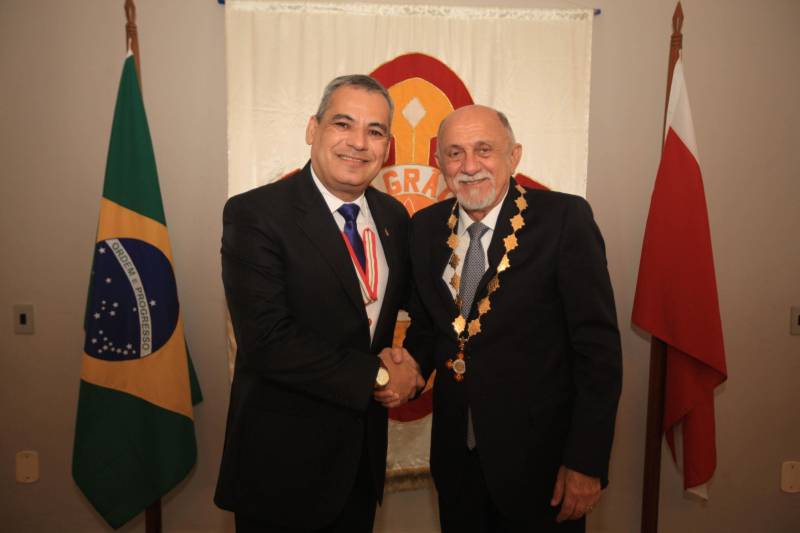 O Governo do Estado do Pará concedeu hoje 230 comendas do Mérito Grão-Pará (foto), a mais alta do Estado, a autoridades e servidores que se destacaram nos últimos oito anos de serviços prestados à população. “O ciclo que encerramos hoje não encerra nossa missão de servir ao público, porque uma vez servidores públicos, trabalhando em benefício da população, nunca mais deixamos de sê-lo, pois essa missão fica gravada em nossos corações”, disse o governador Simão Jatene aos agraciados. O governador entregou, pessoalmente, uma a uma as condecorações.  Das 230 medalhas, 14 foram no grau de Grande Oficial, 60 no grau de Comendador, 8 no grau de Oficial e 11 no grau de Cavaleiro aos servidores civis. Entre os militares, 4 receberam no grau de Comendador, 38 de Oficial e 109 no grau de Cavaleiro.

FOTO: CRISTINO MARTINS / AG. PARÁ
DATA: 31.12.2018
BELÉM - PARÁ <div class='credito_fotos'>Foto: Cristino Martins/Ag. Pará   |   <a href='/midias/2018/originais/4a2197de-b169-4046-b2b1-5fc34753b068.jpg' download><i class='fa-solid fa-download'></i> Download</a></div>