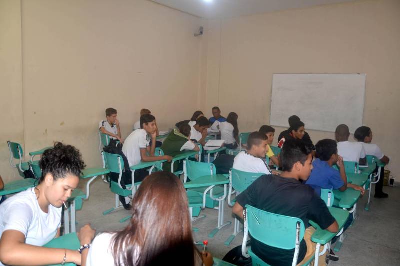 A paralisação deflagrada na manhã desta quarta-feira (2) pelo Sindicato dos Professores em Educação Pública não impediu que quase 98% das escolas estaduais funcionassem normalmente em todo o Estado, conforme levantamento parcial feito pela Secretaria de Educação (Seduc). De 869 escolas no interior e 348 localizadas na Região Metropolitana de Belém, apenas cerca de 2% suspenderam as aulas, apontam os números parciais. Das escolas sob jurisdição das 18 Unidades Seduc na Escola (Uses), 239 funcionaram normalmente pela manhã. Apenas 25 paralisaram parcialmente e 17 suspenderam as aulas. No interior, 580 suspenderam suas atividades parcialmente, e sete não funcionaram. Na foto, funcionamento na escola Ulisses Guimarães.
FOTO: ELISEU DIAS / ASCOM SEDUC
DATA: 02.05.2018
BELÉM - PARÁ <div class='credito_fotos'>Foto: Eliseu Dias / Ascom Seduc | <a href='/midias/2018/originais/4a23bde8-f2b6-4560-8983-b07fc0552dd1.jpg' download><i class='fa-solid fa-download'></i> Download</a></div>
