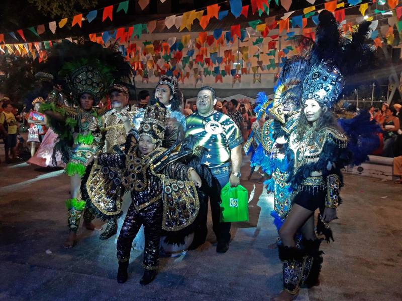 O Arraial de Todos os Santos (foto), programação junina oficial do governo do Estado, encerrou na sexta-feira (5), na Casa das Artes, com a apresentação de 16 Pássaros Juninos de Belém, Mosqueiro, Icoaraci e Outeiro. Na ocasião, dezenas de nobres, matutos, índios, feiticeiras e fadas desfilaram pela quadra da instituição e encenaram a bela história que se repete nas festas paraenses de São João há mais de 100 anos.
FOTO: ASCOM / FCP
DATA: 06.07.2018
BELÉM - PARÁ <div class='credito_fotos'>Foto: ASCOM FCP | <a href='/midias/2018/originais/4a2488f2-22cc-4a6e-8943-41cb3083e3d7.jpg' download><i class='fa-solid fa-download'></i> Download</a></div>