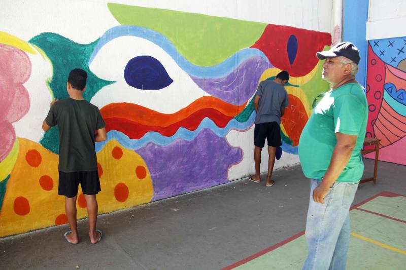 As 14 unidades socioeducativas do Pará promovem a partir desta semana o IV Recreio de Verão Socioeducativo (foto), uma iniciativa que reúne atividades de arte, cultura, esporte e lazer para adolescentes e jovens em privação de liberdade, potencializando as atividades pedagógicas no mês de julho, durante o recesso escolar. Em Marabá, no sudeste paraense, arte-educadores e servidores do Centro de Internação do Adolescente Masculino (Ciam-Marabá) realizam uma série de atividades e oficinas desde esta terça-feira (10). Entre essas atividades estão jogos de futebol, futsal e vôlei, além de oficina de pipa e pintura, artesanato, ações socioambientais, teatro e panificação. A coordenadora do complexo esportivo e cultural Apoena, Marta Santos, informou que as oficinas realizadas na unidade de Marabá são uma extensão das atividades já realizadas nas unidades de Belém, com iniciativas que fortaleçam o processo de ressocialização dos jovens assistidos. “Aqui, em Marabá, estamos potencializando as atividades ao longo da semana, culminando com uma apresentação especial na sexta-feira (13), fruto das atividades realizadas ao longo da semana. Contamos com 57 adolescentes, e atividades sendo realizadas ao longo de todo o mês, um trabalho que eles gostam e se identificam”, afirmou a coordenadora.
FOTO: FRANKLIN SALVADOR / ASCOM FASEPA
DATA: 10.07.2018
BELÉM - PARÁ <div class='credito_fotos'>Foto: FRANKLIN SALVADOR / ASCOM FASEPA | <a href='/midias/2018/originais/4a286d52-8187-4fae-ae61-6e1849b1baa5.jpg' download><i class='fa-solid fa-download'></i> Download</a></div>