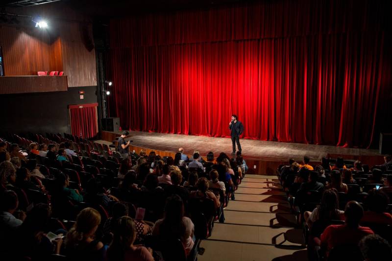 João*, de 17 anos, é natural de Bragança, nordeste do Pará. Há sete meses cumpre medida socioeducativa em uma unidade de internação do Estado após cometer um ato infracional no município onde reside. Mas na manhã desta terça-feira (5), em Belém, pôde vivenciar uma experiência inédita: participou de um espetáculo de teatro (foto) diante de dezenas de pessoas que se reuniram no Teatro Margarida Schivasappa, ao lado de outros 30 adolescentes e jovens privados de liberdade. Uma iniciativa pioneira no país que busca promover a ressocialização por meio da arte, fruto das atividades e oficinas pedagógicas realizadas dentro de espaços gerenciados pela Fundação de Atendimento Socioeducativo do Pará (Fasepa). “Eu nunca tinha vindo em um teatro e isso ficará marcado em mim”, disse o socioeducando. Tímido, ele revelou a vontade de deixar para trás os erros cometidos e seguir um futuro completamente novo, com os primeiros passos sendo dados hoje. “Isso despertou algo dentro de mim, pensar na minha vida e em sair do mundo das drogas. Quem sabe me tornar um ator?” divagou.

FOTO: FERNANDO SETTE / ASCOM IOE
DATA: 05.06.2018
BELÉM - PARÁ <div class='credito_fotos'>Foto: FERNANDO SETTE CÂMARA / ASCOM IOE   |   <a href='/midias/2018/originais/4a3e943d-613f-4ede-a73e-94c31698305c.jpg' download><i class='fa-solid fa-download'></i> Download</a></div>