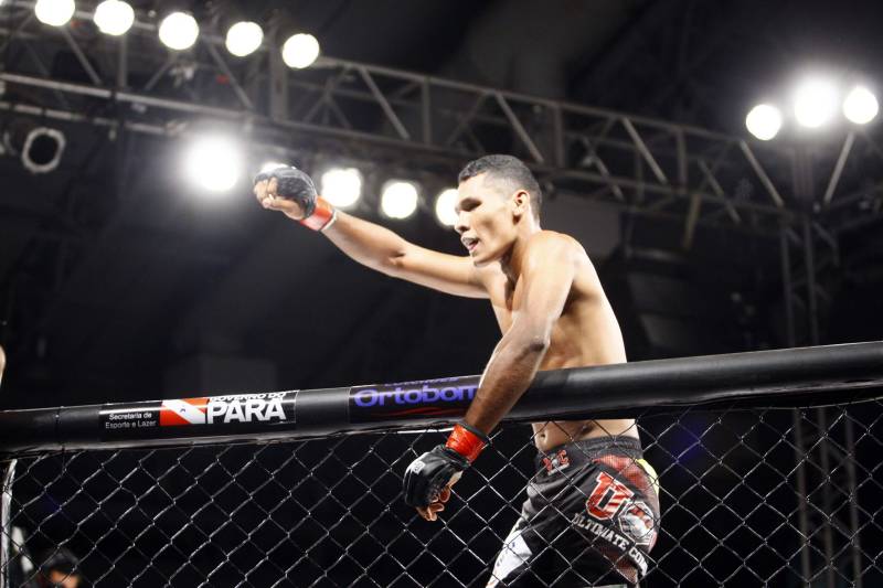 O mundo do MMA conheceu neste sábado os novos guerreiros paraenses. Dos 34 lutadores que entraram no octógono do Jungle Fight 93, 31 representaram o estado. Destaque para Ivanildo Monstrinho e Francisco Figueiredo, que conquistaram os cinturões interinos das categorias 57kg e 61kg, respectivamente, diante do público que lotou o Centro de Convenções da Amazônia – Hangar, com apoio da Secretaria de Estado de Esporte e Lazer.
FOTO: THIAGO GOMES / AG. PARÁ
DATA: 28.04.2018
BELÉM - PARÁ <div class='credito_fotos'>Foto: Thiago Gomes /Ag. Pará | <a href='/midias/2018/originais/4a576a4b-38f5-4840-84a5-53e35015f861.jpg' download><i class='fa-solid fa-download'></i> Download</a></div>