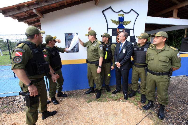 Em comemoração aos seus 43 anos, o Batalhão de Polícia Rodoviária (BPRV) inaugurou na manhã desta sexta-feira (4) o seu Canil, o primeiro setorial do Estado. O canil setorial do BPRV é um projeto operacional que visa intensificar o combate ao tráfico de drogas.
FOTO: MÁCIO FERREIRA / AG. PARÁ
DATA: 04.05.2018
MARITUBA - PARÁ <div class='credito_fotos'>Foto: MÁCIO FERREIRA/ AG. PARÁ | <a href='/midias/2018/originais/4a5d64e0-579e-4fb5-8c5a-466a97cb1a0f.jpg' download><i class='fa-solid fa-download'></i> Download</a></div>