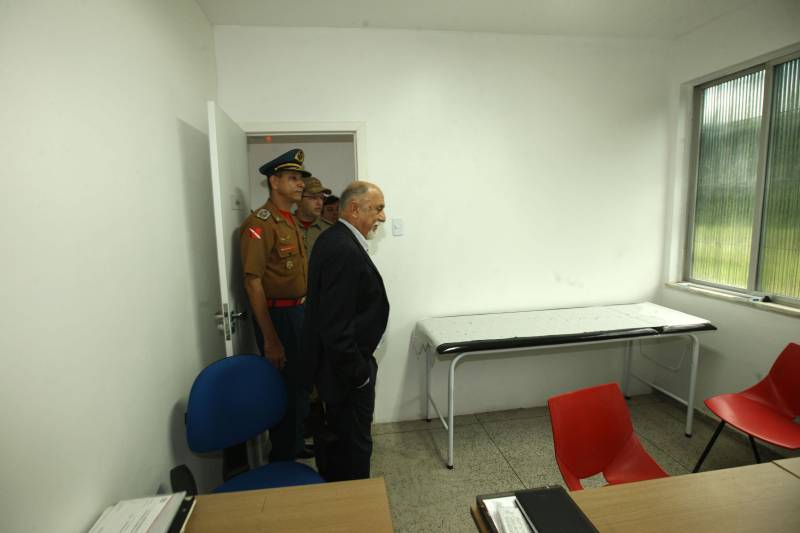 Na mesma cerimônia que entregou as viaturas para serviços de vistoria, o governador Simão Jatene fez uma visita técnica às instalações da nova Policlínica ao Corpo de Bombeiros Militar do Estado. Um prédio no Quartel do Comando Geral da corporação foi reformado e adaptado para receber a Policlínica, que oferta assistência médico-odontológico, psicológico e de primeiros socorros aos bombeiros militares e seus dependentes.
FOTO: IGOR BRANDÃO / AG. PARÁ
DATA: 15.03.2018
BELÉM - PARÁ <div class='credito_fotos'>Foto: IGOR BRANDÃO / AG. PARÁ | <a href='/midias/2018/originais/4a6a59bf-074f-46c1-a5f9-a45f43a3d31a.jpg' download><i class='fa-solid fa-download'></i> Download</a></div>