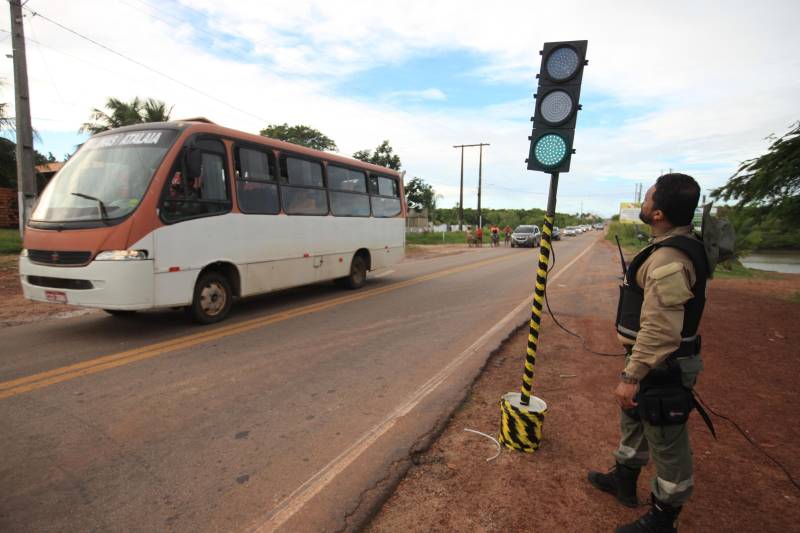 A primeira sinalização semafórica móvel (foto) foi instalada na tarde de sábado, 7, na rodovia PA 444, pelo Departamento de Trânsito do Estado (Detran). A sinalização móvel é adaptada para as obras de duplicação que estão ocorrendo em parte da estrada que liga a cidade de Salinópolis à praia do Atalaia. "A iniciativa, em conjunto com o sistema de segurança pública é dar maior vazão a todos os veículos que estão trafegando no sentido praia-cidade e também cidade-praia. A necessidade desse semáforo, no trecho da ponte, é também para garantir a segurança que estiverem saindo ou entrando na praia", explicou o diretor Técnico Operacional do Detran, Walmero Costa. Uma ação de sistema binário ocorrerá caso haja necessidade, para dar maior fluidez no perímetro da rodovia PA-444 que já está duplicada.
FOTO: MÁCIO FERREIRA / AG. PARÁ
DATA: 07.07.2018
SALINÓPOLIS - PARÁ <div class='credito_fotos'>Foto: MÁCIO FERREIRA/ AG. PARÁ | <a href='/midias/2018/originais/4a6be591-ca74-4f1c-9b27-5151d1d0aa92.jpg' download><i class='fa-solid fa-download'></i> Download</a></div>