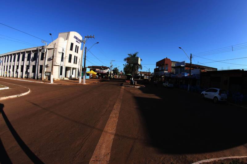 O governador Simão Jatene desembarca nesta segunda-feira (25) no município de Floresta do Araguaia (foto), para entrega de pavimentação asfáltica na rua XV de Novembro. Na sequência, fará pronunciamento na Câmara de Vereadores. A programação terá continuidade, à tarde, no Distrito de Serra Pelada, em Curionópolis, onde será inaugurada a Escola Estadual de Ensino Médio Joaquina Diamantina.
FOTO: ANTONIO SILVA / AG. PARÁ
DATA: 25.06.2018
FLORESTA DO ARAGUAIA - PARÁ <div class='credito_fotos'>Foto: Antônio Silva/Ag. Pará | <a href='/midias/2018/originais/4a7e5044-dbc8-4c8b-910f-c265c54c8dd7.jpg' download><i class='fa-solid fa-download'></i> Download</a></div>