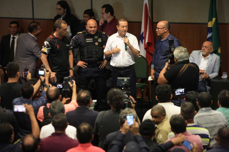 Com a entrega de mais 359 veículos, somente esta semana, o Governo do Pará reforçou a atuação da área de segurança pública em todo o Estado. Todos os veículos auxiliarão no combate a criminalidade e a manutenção da segurança em todo o território paraense. Boa parte desses veículos foi destinada diretamente para as guardas municipais, numa ação integrada com as Prefeituras, por meio da Secretaria de Segurança Pública e Defesa Social (Segup) com articulação da Secretaria de Municípios Sustentáveis, que define em conjunto com os municípios, a agenda de prioridades. A última etapa da entrega ocorreu nesta quinta-feira (5), no Hangar – Centro de Convenções da Amazônia.
FOTO: RODOLFO OLIVEIRA / AG. PARÁ
DATA: 05.07.2018
BELÉM - PARÁ <div class='credito_fotos'>Foto: Rodolfo Oliveira/Ag. Pará | <a href='/midias/2018/originais/4a7eb21a-2689-4e1d-8f5b-7979ec6d1d2d.jpg' download><i class='fa-solid fa-download'></i> Download</a></div>