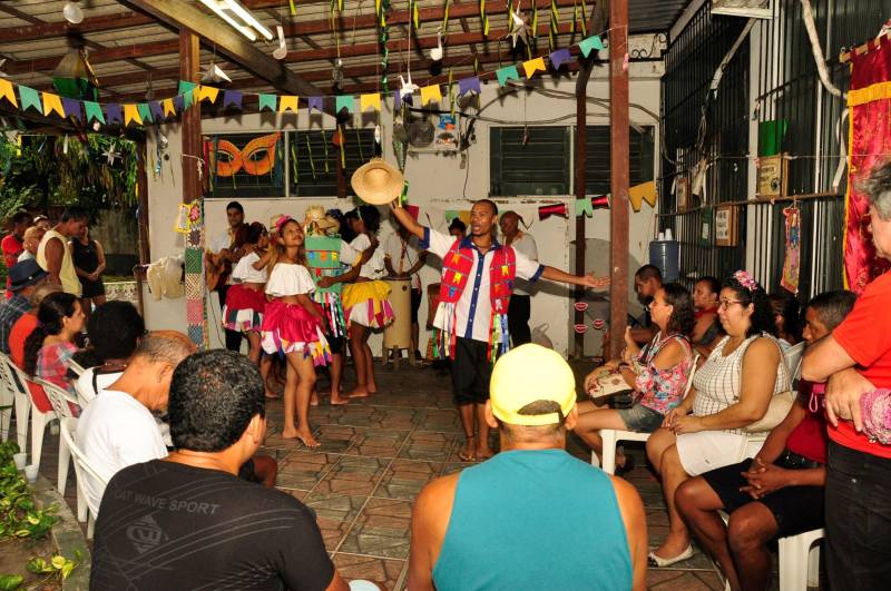 Enquanto, na maioria dos lugares, Festa Junina é sinônimo de quadrilha, brincadeiras e comidas típicas, no Centro de Atenção Psicossocial Renascer (Caps), o evento, realizado nesta terça-feira (26) à tarde, significa reinserção social e promoção da integração entre os usuários, familiares e profissionais do serviço que integra a Rede de Atenção Psicossocial do Sistema Único de Saúde (SUS) no Pará
FOTO: JOSÉ PANTOJA / ASCOM SESPA
DATA: 26.06.2018
BELÉM - PARÁ <div class='credito_fotos'>Foto: José Pantoja/ Sespa | <a href='/midias/2018/originais/4a868b48-9399-44d2-8a0b-140961b9d53e.jpg' download><i class='fa-solid fa-download'></i> Download</a></div>
