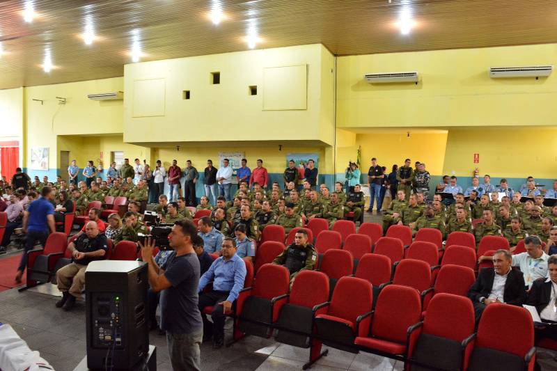 Uma solenidade marcou os 25 anos de implantação do Comando de Policiamento Regional I (CPR I), em Santarém, na quinta-feira (24). Destaque para os investimentos em equipamentos e a criação de novas unidades, que contribuem para que as ações da Polícia Militar na região sejam realizadas com maior eficiência. Atualmente, o trabalho do CPR I atende 13 municípios: Santarém, Monte Alegre, Almeirim, Alenquer, Oriximiná, Juruti, Óbidos, Prainha, Terra Santa, Faro, Curuá, Belterra e Mojuí dos Campos. Santarém é o única cidade do interior do estado que conta com dois grandes batalhões - o 3º e o 35º BPM - esse último efetivado no início deste ano.
FOTO: WISLLEY FRANÇA
DATA: 24.05.2018
SANTARÉM - PARÁ <div class='credito_fotos'>Foto: WISLLEY FRANÇA | <a href='/midias/2018/originais/4a9b3a84-ff30-4045-b565-caa654e2c6d0.jpg' download><i class='fa-solid fa-download'></i> Download</a></div>
