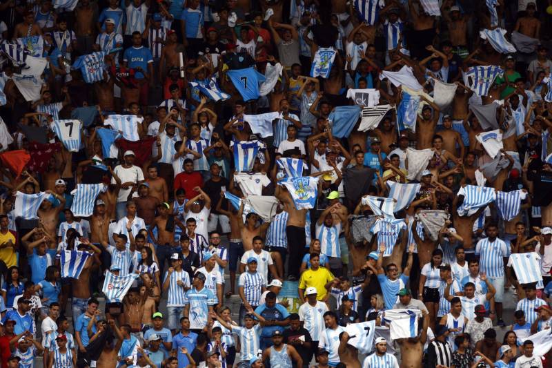 O Clube do Remo venceu o Paysandu por 2 a 1 na tarde deste domingo, partida realizada no Estádio Mangueirão, e largou na frente pelo título do Campeonato Paraense de 2018.
FOTO: THIAGO GOMES / AG. PARÁ
DATA: 01.04.2018
BELÉM - PARÁ <div class='credito_fotos'>Foto: Thiago Gomes /Ag. Pará | <a href='/midias/2018/originais/4a9eea4c-b1e7-432c-ac72-d871b7e94467.jpg' download><i class='fa-solid fa-download'></i> Download</a></div>