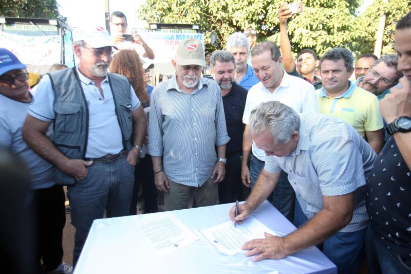 O município de Itaituba, localizado a cerca de 1,3 mil quilômetros de Belém, no sudoeste do Pará, recebeu agenda do Governo do Estado nesta terça-feira (3). O governador Simão Jatene (foto) visita uma série de obras no município, entre elas a da escola com 12 salas de aula que está sendo construída no distrito de Miritituba e do Hospital Regional Público do Tapajós. A comitiva governamental fará inspeção ainda nas obras do novo sistema de abastecimento e tratamento de água da Companhia de Saneamento do Pará (Cosanpa).
FOTO: MARCELO LELIS / AG. PARÁ
DATA: 03.07.2018
ITAITUBA - PARÁ <div class='credito_fotos'>Foto: Marcelo Lelis / Ag. Pará | <a href='/midias/2018/originais/4aac69c9-d1b0-4e35-a185-06ba58d96afa.jpg' download><i class='fa-solid fa-download'></i> Download</a></div>