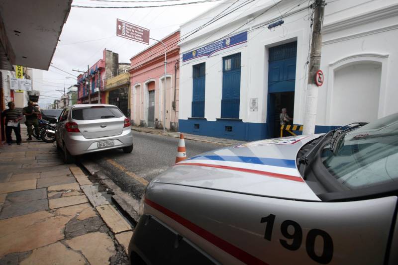 Criada há cerca de quatro anos na Cidade Velha, a base comunitária da Polícia Militar (PM) já apresenta uma expressiva redução no número de  crimes registrados na área e no entorno – Reduto e Campina, estimada em 30% pelo coronel Carlos Emílio, diretor de Polícia Comunitária da PM. 

FOTO: SIDNEY OLIVEIRA / AG. PARÁ
DATA: 25.05.2018
BELÉM - PARÁ <div class='credito_fotos'>Foto: Sidney Oliveira/Ag. Pará   |   <a href='/midias/2018/originais/4ab28f00-6da4-427f-bd79-b619fd9f42c7.jpg' download><i class='fa-solid fa-download'></i> Download</a></div>
