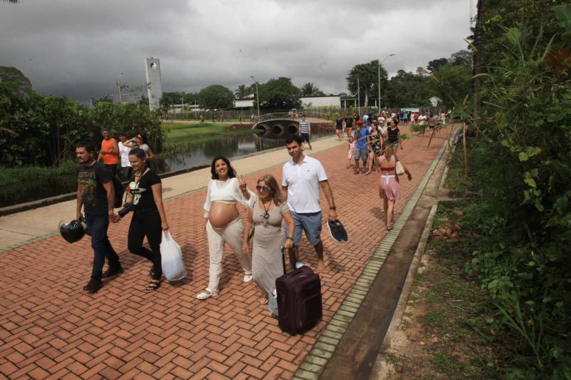 Neste primeiro feriado após a reabertura do Parque ao público, no último dia 16, o movimento no Peut foi grande, principalmente entre famílias e esportistas. Gente de todas as idades aproveitou a estrutura, segurança e tranquilidade do local para praticar seu esporte favorito. Bicicletas, patins e skate disputavam espaço em meio aos quatro quilômetros de percurso da pista principal.
FOTO: CARLOS SODRÉ / AG. PARÁ
DATA: 30.03.2018
BELÉM - PARÁ <div class='credito_fotos'>Foto: CARLOS SODRÉ / AG. PARÁ | <a href='/midias/2018/originais/4ab36a84-a50e-4e0b-b53f-682f39ae56f7.jpg' download><i class='fa-solid fa-download'></i> Download</a></div>