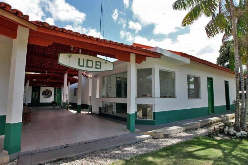 A Unidade Didática de Bragança (UDB, na foto) da Empresa de Assistência Técnica e Extensão Rural do Estado do Pará (Emater-Pará) recebe nesta terça-feira (26), cerca de 40 agricultores da comunidade Montenegro, que irão participar de reunião para tratar do Cadastro Ambiental Rural (CAR). E na quarta-feira (27), pela manhã, agricultores familiares da comunidade Camutá irão conhecer a área de 100 hectares, localizada a sete quilômetros da sede do município, que é destinada ao treinamento de extensionistas rurais e agricultores familiares. A UDB costuma receber visitantes em seus vários ambientes de produção, seja em encontros, reuniões, cursos, oficinas, palestras, intercâmbios, excursões e outras atividades, como apoio a instituições educacionais dos mais diversos níveis. A UDB funciona como vitrine de tecnologias, sendo referência na produção agroecológica e na capacitação em prol da agricultura familiar, em vários projetos simultâneos, como agroindústrias, recuperação de nascente, horta orgânica, laboratório de análise de solos, fruticultura, piscicultura e processos de compostagem do solo. Possui auditório (com capacidade para receber até 60 participantes por evento) e tem inclusive, estrutura de acomodação.
FOTO ASCOM / EMATER
DATA: 20.06.2018
BRAGANÇA - PARÁ <div class='credito_fotos'>Foto: ASCOM EMATER | <a href='/midias/2018/originais/4ab5f7ba-d4cd-4e3b-840d-98d4a874aa0f.jpg' download><i class='fa-solid fa-download'></i> Download</a></div>