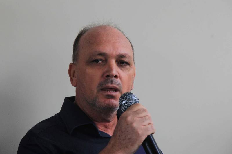 O município de Sapucaia recebeu nesta quarta-feira, 5, uma Unidade Integrada Pro Paz (UIPP). Um investimento do Governo do Estado de R$ 1.134.131,00. Segundo o Secretário de Estado de Segurança Pública, Luiz Fernandes, afirma que já mais de 80 novas UIPP’s no Pará, com as reformadas e reestruturadas esse número chega a 120 unidades. O titular da SEGUP destaca que o mais importante não é a estrutura física, mas o conceito empregado. De Sapucaia, a comitiva foi para Redenção onde inaugurou o 7º Batalhão de Polícia Militar, uma obra orçada em R$ 2.808.000,00. Atualmente o BPM conta com 145 policiais, 6 viaturas incluindo a Patrulha Rural e 12 motocicletas. O Comandante do Batalhão, o Major José Ricardo Chaves, informou que a maior ocorrência no município são roubos de motos, mas pontuou que a maior parte dos veículos é encontrada pela PM na cidade e cidades vizinhas. Na foto, o prefeito de Sapucaia, Marcos Venícius (ao microfone).

FOTO: RODOLFO OLIVEIRA / AG PARÁ
DATA: 05.12.2018
SAPUCAIA - PARÁ <div class='credito_fotos'>Foto: Rodolfo Oliveira/Ag. Pará   |   <a href='/midias/2018/originais/4ab756f1-e0ce-4acd-b441-bafe9da6f1b9.jpg' download><i class='fa-solid fa-download'></i> Download</a></div>