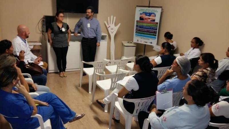 O Hospital Regional Público do Leste (HRPL), localizado em Paragominas, nordeste paraense, garantirá mais segurança aos seus usuários. Foi instituída este mês, a Comissão de Auditoria Interna da Qualidade, que terá papel importante na consolidação da qualidade e da segurança do paciente que vai impactar diretamente na melhoria contínua da assistência aos usuários do Sistema Único de Saúde (SUS).A comissão é composta de colaboradores atuantes no HRPL, capacitados (foto) para verificar se o ambiente hospitalar para manutenção dos padrões preconizados pela Gestão da Qualidade.

FOTO: ASCOM / HRPL
DATA: 15.06.2018
PARAGOMINAS - PARÁ <div class='credito_fotos'>Foto: ASCOM HRPL   |   <a href='/midias/2018/originais/4ab7d513-2911-47b4-a2cd-7ac635c908f5.jpg' download><i class='fa-solid fa-download'></i> Download</a></div>