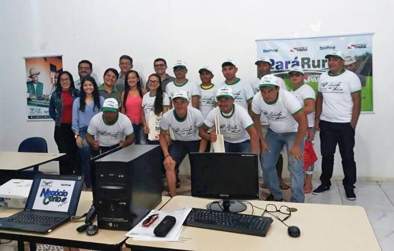 Vinte produtores rurais começaram nesta quinta-feira (10) o primeiro módulo do Programa Negócio Certo Rural (NCR), em Tracuateua, município do nordeste paraense. Os participantes da capacitação trabalham com apicultura (criação de abelhas) no Projeto de Investimento Produtivo (PIP), da Associação de Criadores Orgânicos de Abelhas de Tracuateua (Apitra). O projeto Associação é o primeiro, dentre os 31 projetos financiados pelo Governo do Pará e gerenciados pelo Pará Rural, que receberão a capacitação. Realizada por meio da parceria firmada entre o Núcleo de Gerenciamento Pará Rural (NGPR) e o Serviço Nacional de Aprendizagem Rural (Senar), a capacitação visa contribuir para a melhoria da gestão da propriedade rural e dos negócios, e auxiliar na implementação de novos projetos. Na foto, produtores rurais do Projeto APITRA recebendo capacitação do Programa NCR.
FOTO: ASCOM / PARÁ RURAL
DATA: 10.05.2018
BELÉM - PARÁ <div class='credito_fotos'>Foto: ASCOM PARÁ RURAL | <a href='/midias/2018/originais/4aba48a0-e821-4dc8-9b62-4cf7d0c3ebd3.jpg' download><i class='fa-solid fa-download'></i> Download</a></div>