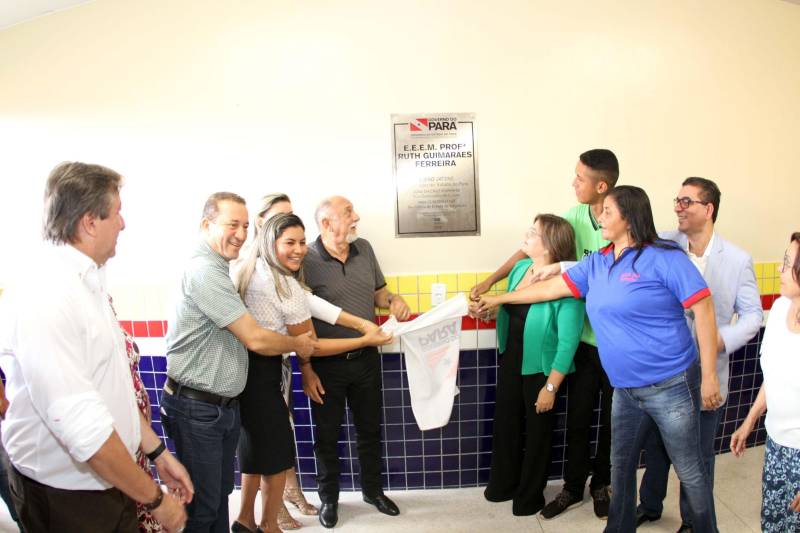 Um painel, no pátio da Escola Estadual de Ensino Médio Ruth Guimarães Ferreira, no distrito de Murinim, em Benevides, mostra 16 alunos da unidade aprovados nos últimos vestibulares. Desses, 12 irão estudar na Universidade Federal do Pará (UFPA). São os primeiros resultados de um processo que começou há nove meses, quando a escola entrou em reforma e ampliação. A nova “Ruth Guimarães Ferreira” foi entregue oficialmente nesta segunda-feira, 26, pelo governador Simão Jatene. Reformada e ampliada, a escola tem agora seis salas de aula; quatro laboratórios (multiuso, multidisciplinar, informática e de leitura); cozinha; refeitório e dispensa; quadra poliesportiva, vestiários feminino e masculino; área de convivência; sala para Atendimento Educacional Especializado (AEE) e acessos para pessoas com deficiência. Espaços de sobra para seus 892 alunos, distribuídos em três turnos do Ensino Médio. A obra custou R$ 2,446 milhões.
FOTO: CRISTINO MARTINS / AG. PARÁ
DATA: 26.03.2018
BENEVIDES - PARÁ <div class='credito_fotos'>Foto: Cristino Martins/Ag. Pará | <a href='/midias/2018/originais/4abd973d-61d1-462a-93a6-0c2f69ad3d60.jpg' download><i class='fa-solid fa-download'></i> Download</a></div>